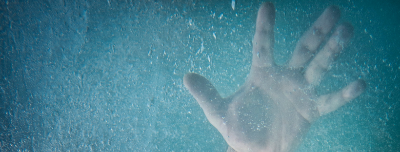 Hand eines Ertinkenden unter Wasser